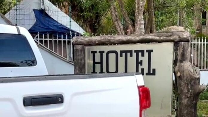 Rescatan a un menor retenido por su padre en un hotel de la ciudad de Cancún; el sujeto disparó contra los policías.