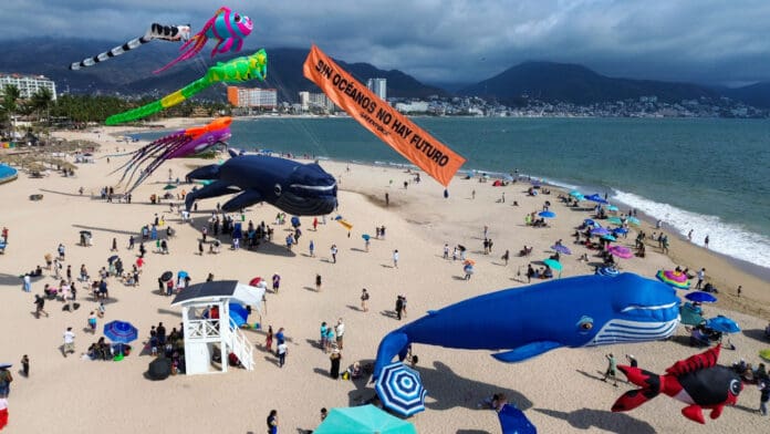 Greenpeace México usa papalotes gigantes en Puerto Vallarta, Jalisco, para pedir ratificar el Tratado Global de los Océanos