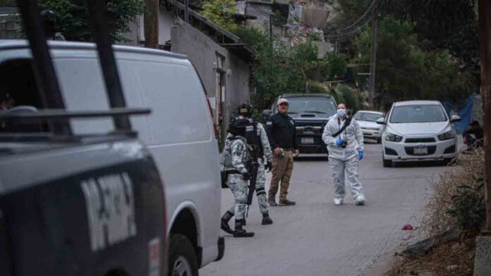 Ejecutan a joven en Tijuana, Baja California, dentro de transporte público, atacó a policías días antes