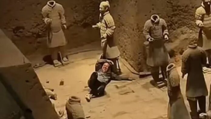 Video: Turista salta valla de seguridad y causa daños millonarios en museo de China