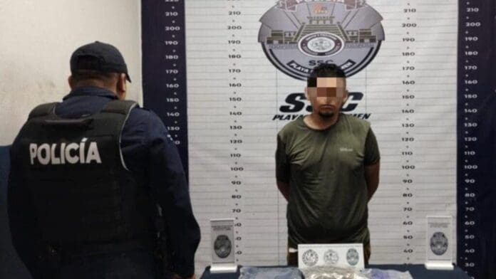 Sujeto es detenido con diversas bolsitas de marihuana en el fraccionamiento Villas del Sol de Playa del Carmen