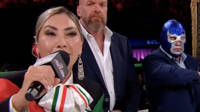 Video: Cantante Deyra Barrera se equivoca al entonar el Himno Nacional durante el WWE Worlds Collide