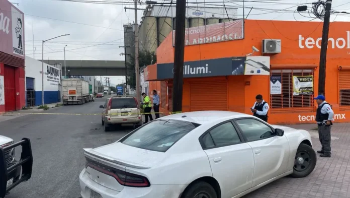 Hallan cadáver dentro de camioneta abandonada en Monterrey, Nuevo León