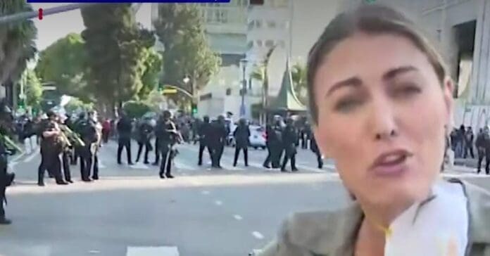 Un agente disparó contra una periodista que cubría las protestas por redadas a migrantes en Los Ángeles, California.