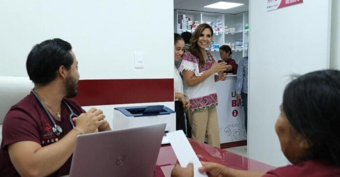 Mara Lezama constata la eficiencia de los servicios en la Unidad del Bienestar de Bacalar. Acudió al lugar acompañada del edil.