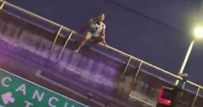 Rescatan a mujer que amenazaba con lanzarse de un puente en Playa del Carmen. Por fortuna los bomberos actuaron a tiempo.