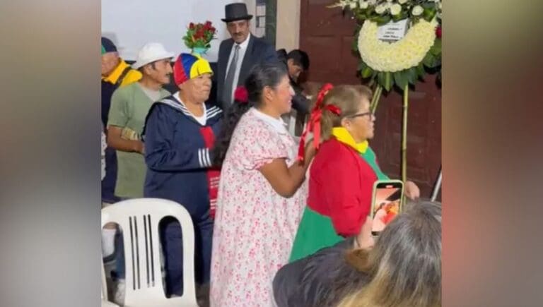 Realizan funeral vestidos de personajes del Chavo del 8, en Perú