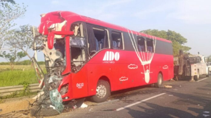 Choque entre tráiler y autobús deja al menos un muerto y 20 heridos en Veracruz