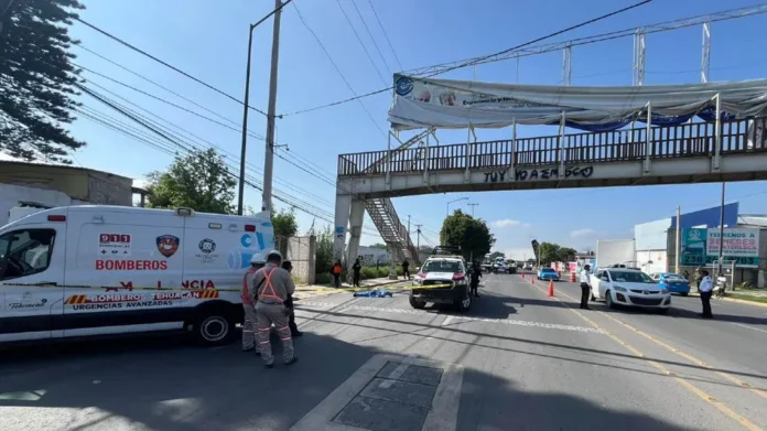 Muere trabajador tras caer de un puente mientras retiraba publicidad en Tehuacán, Puebla