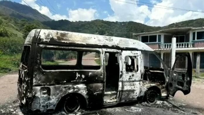 Secuestran y asesinan a dos choferes de transporte público en Michoacán