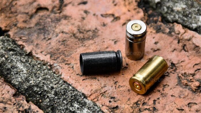 Hombre golpea a su hijo y esposa en plena calle y es baleado por su vecino, en Argentina