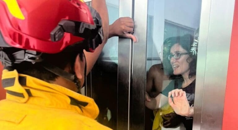 Autoridades salvaron este día a dos personas que quedaron atrapadas en un elevador en un condominio de Playa del Carmen.