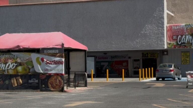 Abuelita abandona a sus dos nietas afuera de un supermercado en Durango