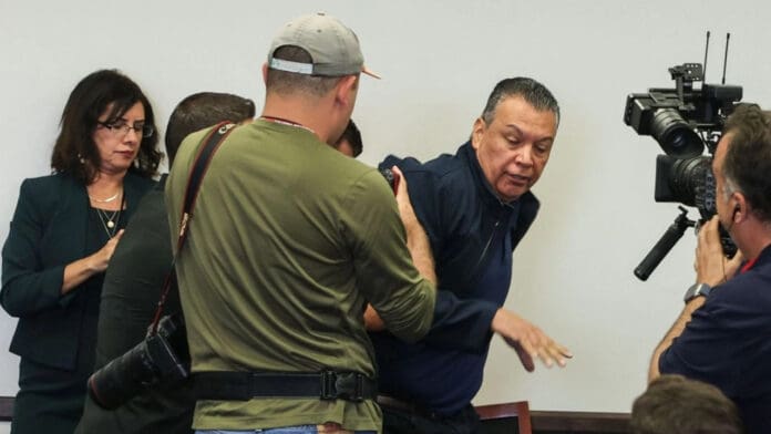 Video: Esposan a senador Alex Parrilla tras interrumpir discurso de Kristi Noem en Estados Unidos