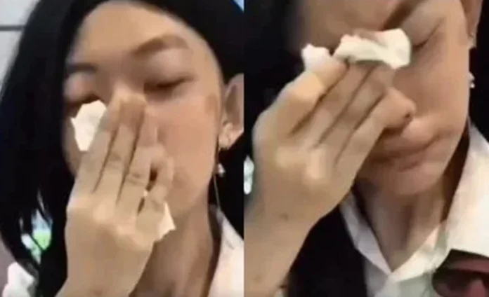 Mujer es obligada a desmaquillarse