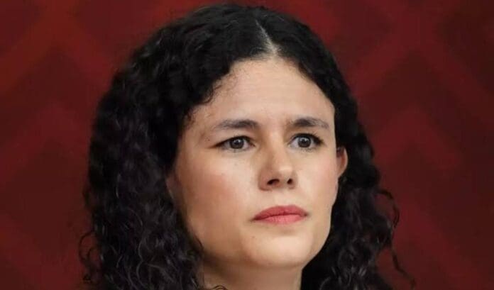 Luisa Alcalde critica a Melissa Cornejo, militante de Morena que insultó a Estados Unidos. La dirigente ha sido muy criticada.