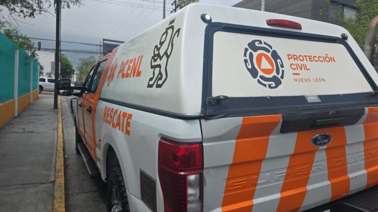 Alumna pierde un dedo tras quedar atrapada en la puerta del salón en Nuevo León