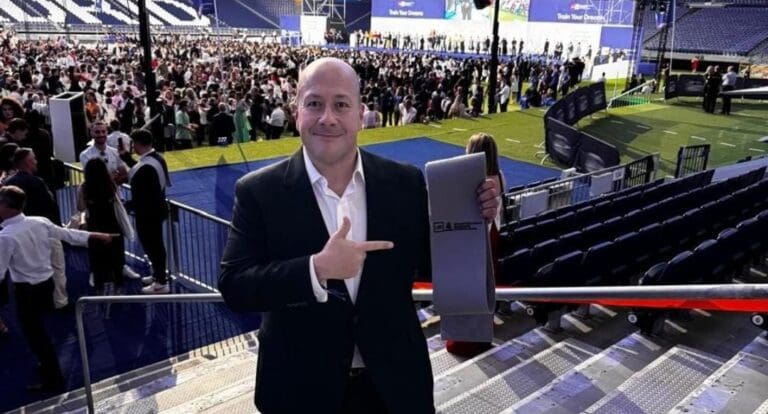 Exgobernador de Jalisco Enrique Alfaro revela que se graduó de escuela del Real Madrid. Además estudia para ser entrenador.