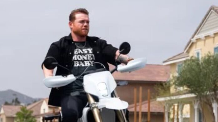 Video: Canelo Álvarez demuestra tremendas habilidades en una moto eléctrica de alta potencia