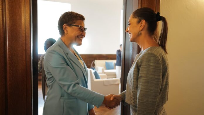 Alcaldesa de Los Ángeles defiende a Claudia Sheinbaum tras ser acusada de alentar protestas