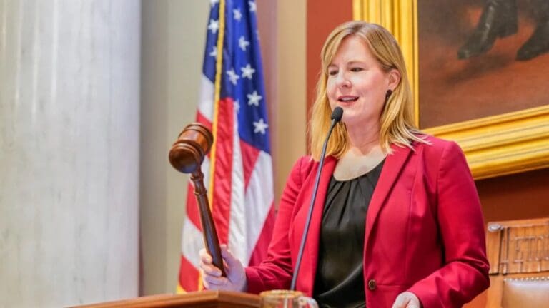 Congresista Melissa Hortman y su esposo son asesinados por hombre disfrazado de policía en Minnesota