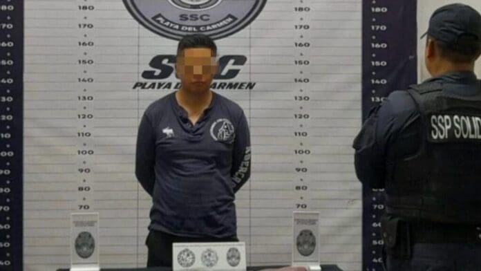 Detienen a hombre con envoltorios de posible narcótico en fraccionamiento Porto Alto en Playa del Carmen