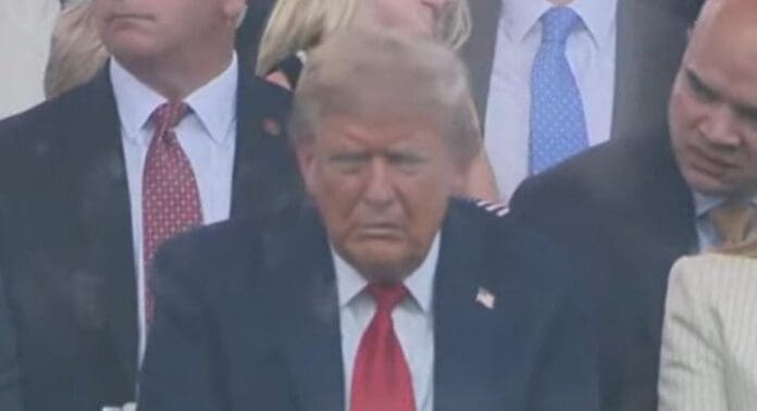 Tribunas y calles lucen vacías durante desfile militar por el cumpleaños de Donald Trump. Al político no le gustó eso.