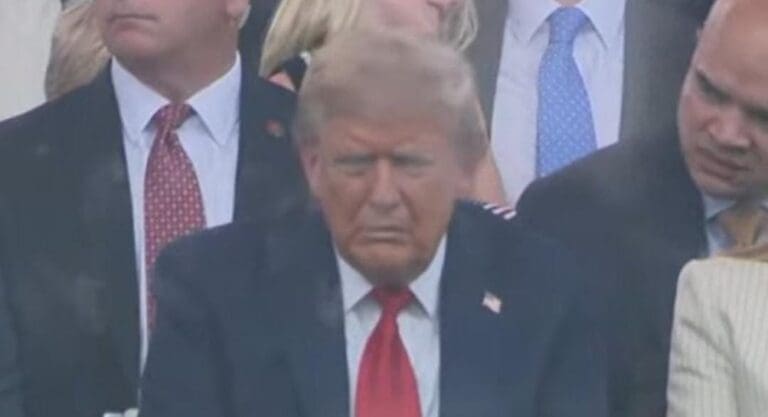 Tribunas y calles lucen vacías durante desfile militar por el cumpleaños de Donald Trump. Al político no le gustó eso.