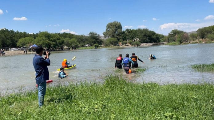 Muere hombre al rescatar a su esposa e hijo que eran arrastrados por un río en Lerdo, Durango
