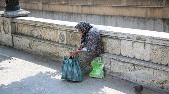 Los países más ricos buscan imitar a Estados Unidos y recortar la ayuda para las naciones pobres del mundo.