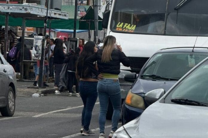 Intenta huir chofer de camión de transporte público tras chocar; casi atropella a la afectada del otro vehículo en CDMX