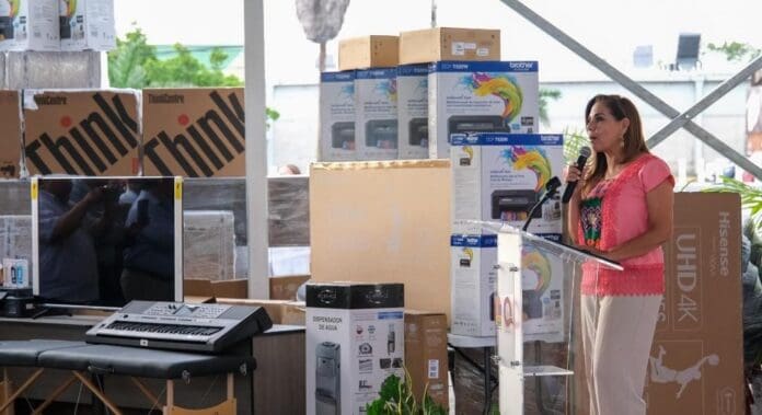 Mara Lezama entrega equipamiento con valor de 81 mdp para escuelas de la entidad que estuvieron en el abandono.