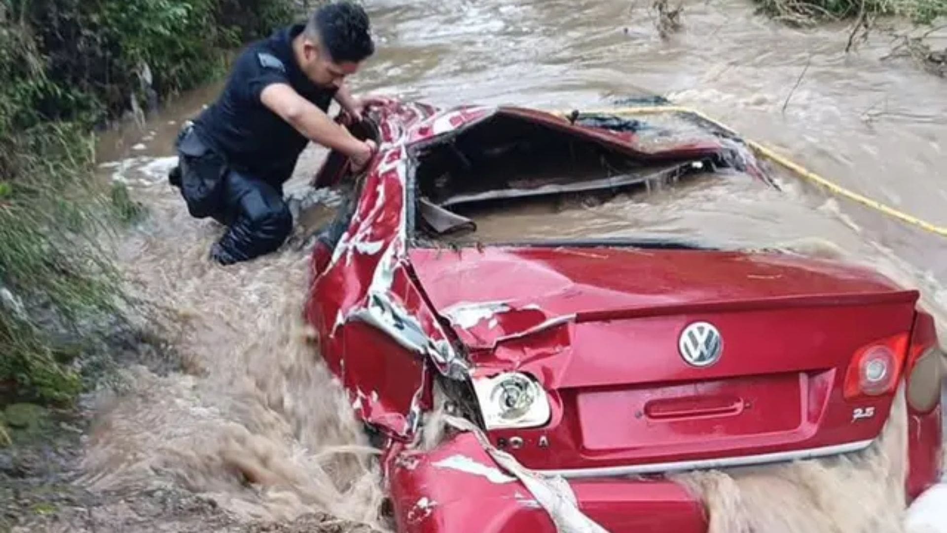 Buscan a conductor que fue arrastrado con todo y auto por las inundaciones en Hidalgo