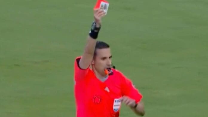 Árbitro mexicano César Ramos expulsa a jugador con la estampita de la Virgen de Guadalupe en el Mundial de Clubes