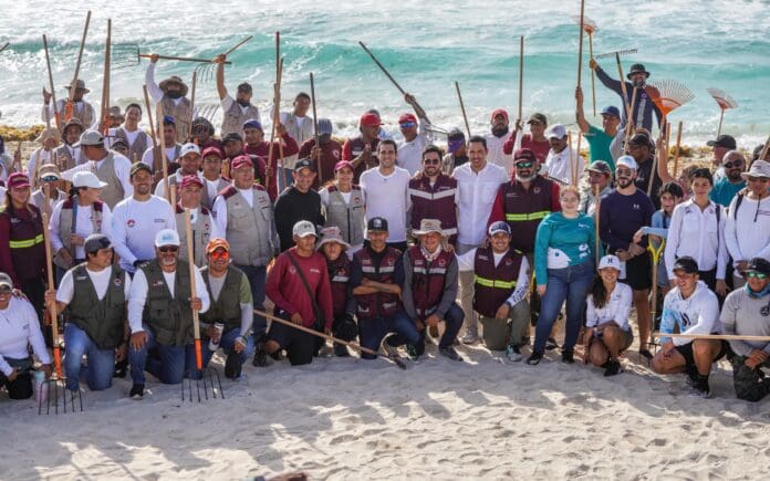 Se une Gino Segura a jornada de limpieza de sargazo