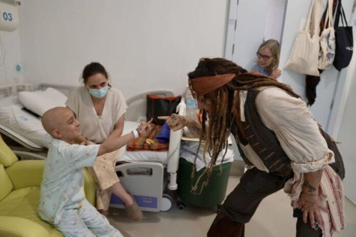 Johnny Depp visita a niños con cáncer en hospital de Madrid como 'Jack Sparrow'