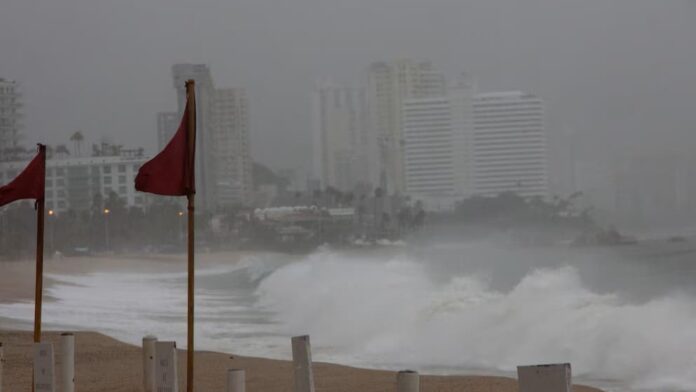 Video: “Erick” impacta las costas de Oaxaca como poderoso huracán categoría 3