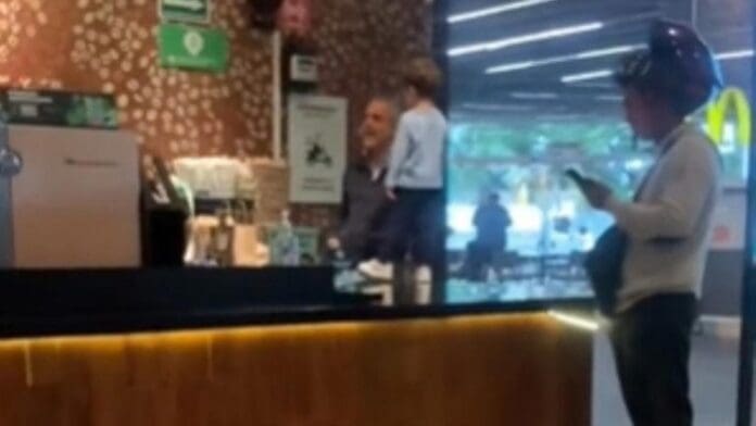 Video: Critican al padre de un niño por pararlo sobre la barra de bebidas de un Starbucks, en México