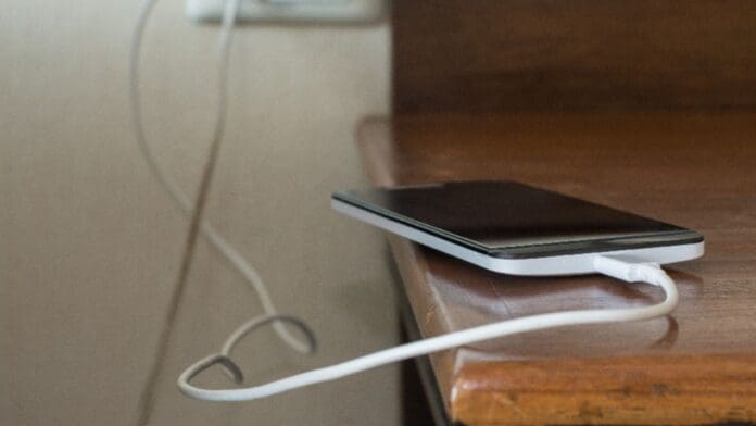 Joven de 17 años muere electrocutado tras usar su celular enchufado a la corriente en Chile