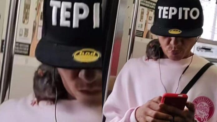 Captan a joven viajando en el metro con una rata en el hombro, en CDMX