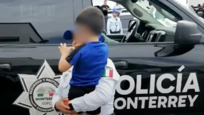 Mujer abandona a niño de dos años en una iglesia en Monterrey, Nuevo León