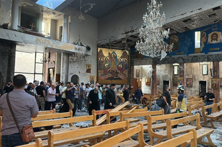Reportan al menos 22 muertos y 63 heridos tras ataque terrorista a una iglesia en Damasco, Siria