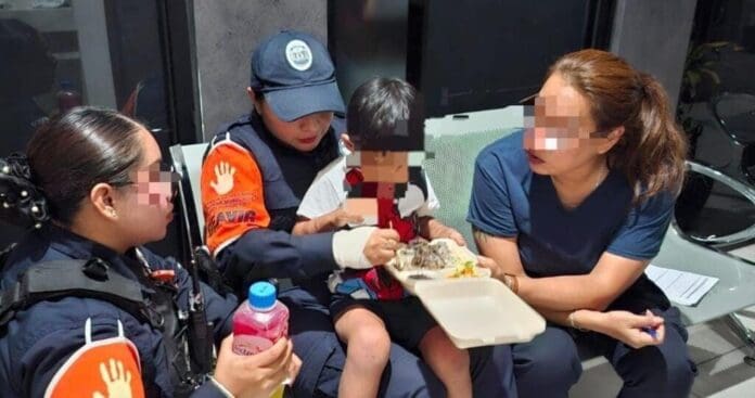 Policías de Playa del Carmen atienden un caso de maltrato infantil en Puerto Aventuras. El menor ya está bajo resguardo.