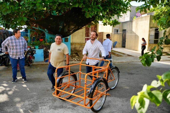 Fernando Muñoz continúa respaldando a mujeres trabajadoras en Playa del Carmen