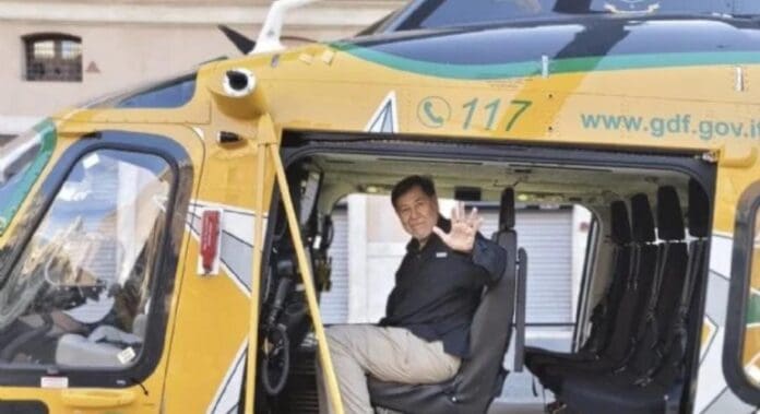 Niega Fernández Noroña volar en helicóptero de la Policía de Italia, solo se tomó la foto. El senador ha sido criticado por gente de la 4T.