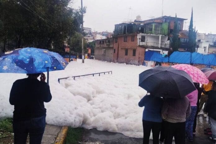 Video: Se intoxicó un joven que se metió a jugar en la espuma en Naucalpan, Edomex