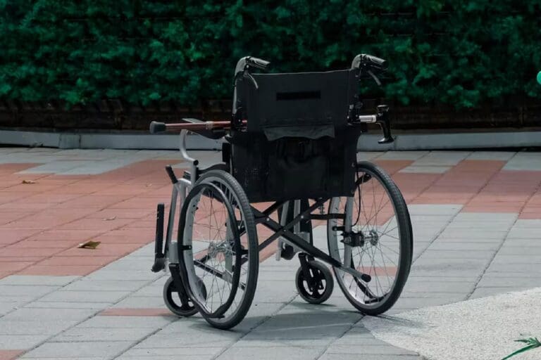 Hombre asesina a su madre y pasea su cuerpo en silla de ruedas en Cdmx