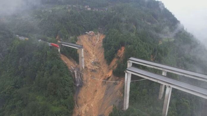 Video: Camión queda colgando al vacío tras derrumbe de un puente en China
