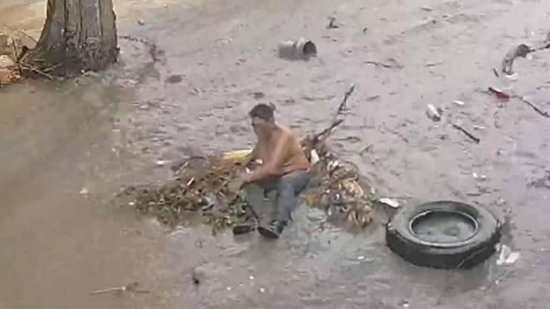 Video: Hombre en situación de calle es arrastrado por la corriente tras colapso del drenaje en Campeche