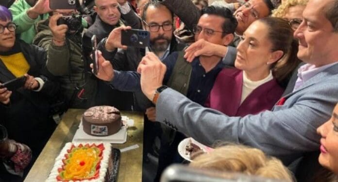Festejan con pastel y mañanitas el cumpleaños 63 de la presidenta Claudia Sheinbaum. La mandataria agradeció las muestras de cariño.